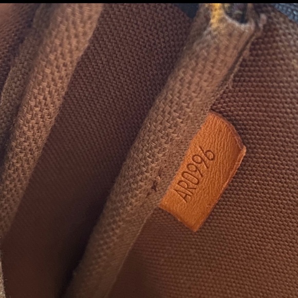 LOUIS VUITTON Authentic Monogram Pochette AR0996 - Picture 8 of 11